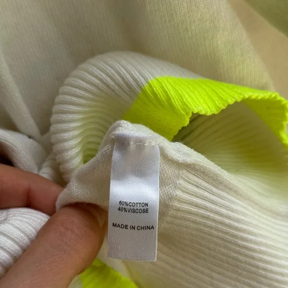 Aqua Women Star Sweater White Yellow Neck 78$ Medium - Picture 8 of 10